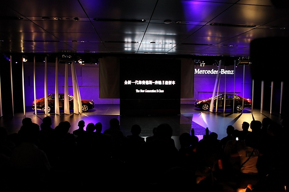 新E级轿车上市现场图