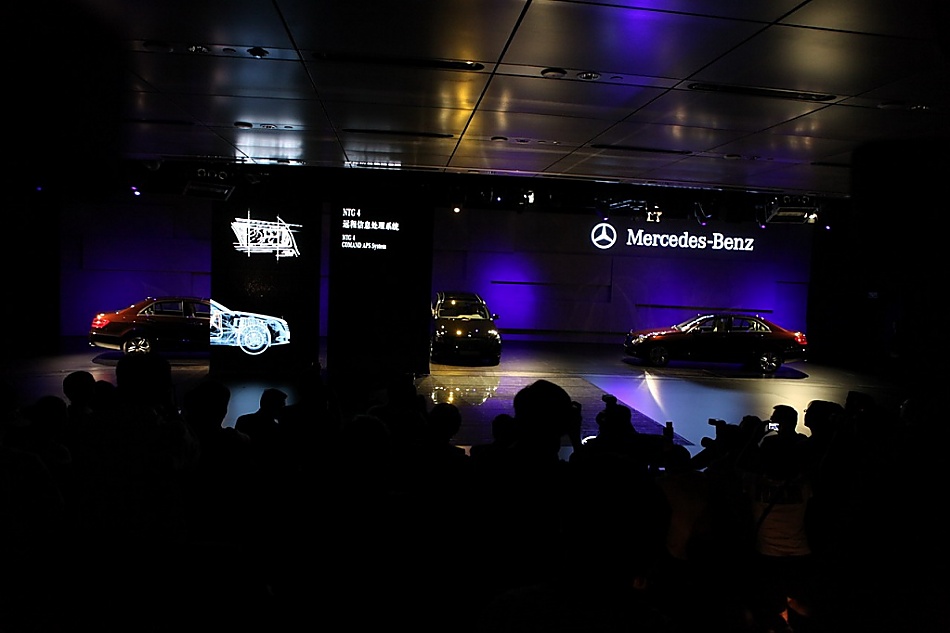 新E级轿车上市现场图