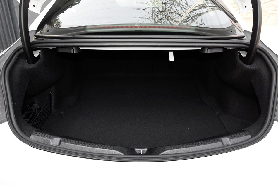 2018款 E 200 4MATIC 轿跑车 座椅空间