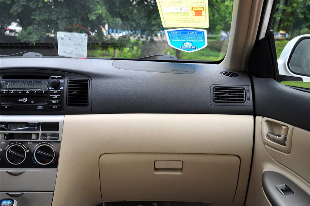 2013款 1.5L AT 标准型 内饰