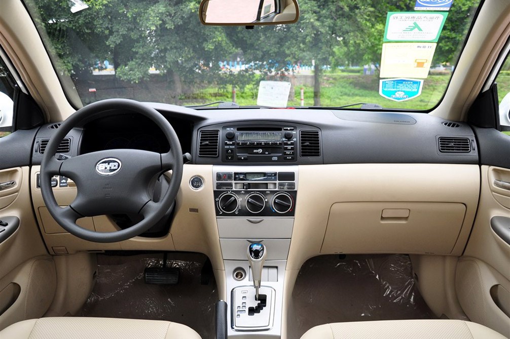 2013款 1.5L AT 标准型 内饰