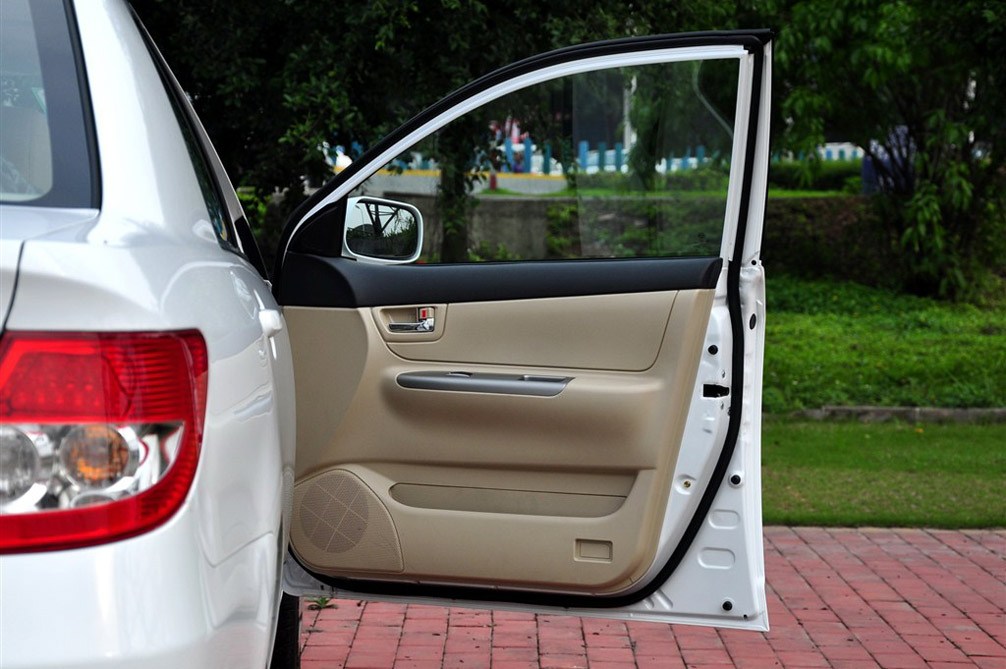 2013款 1.5L AT 标准型 座椅空间