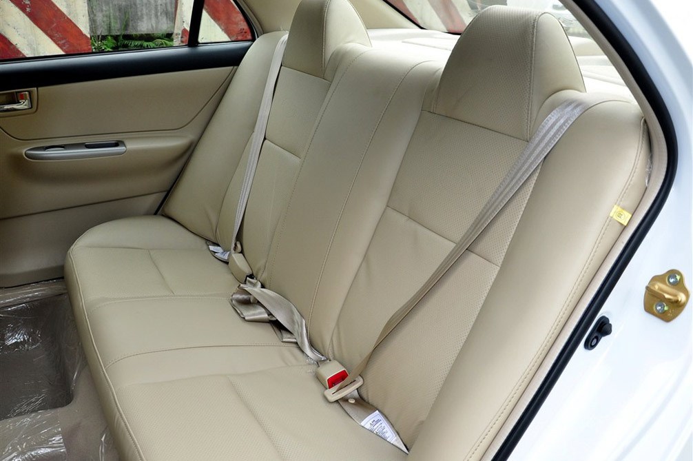 2013款 1.5L AT 标准型 座椅空间