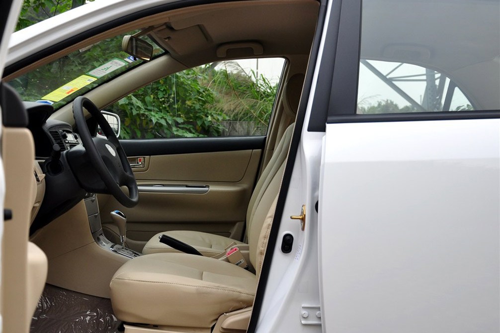 2013款 1.5L AT 标准型 座椅空间