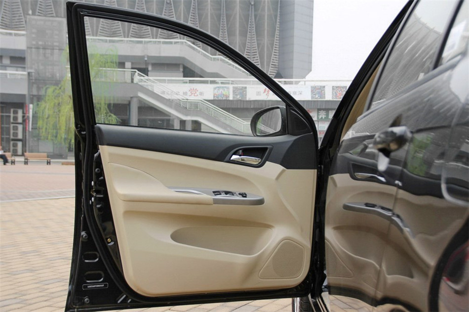 比亚迪F3 2014款 1.5L MT 尊贵型 座椅空间