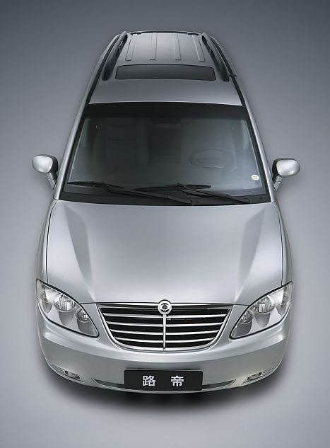 前照灯与发动机散热格栅