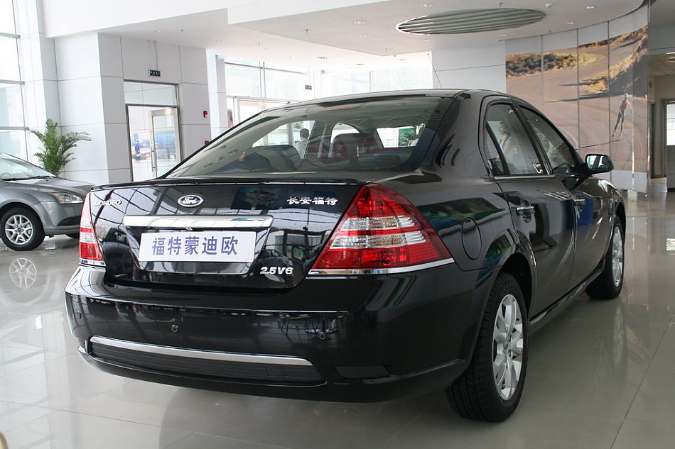 长安福特蒙迪欧尾部