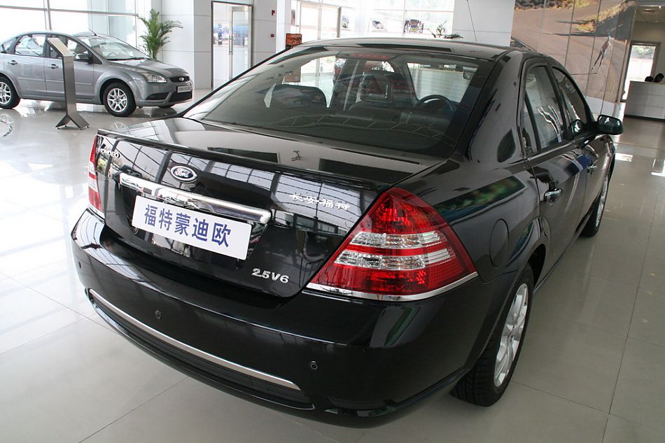 长安福特蒙迪欧尾部