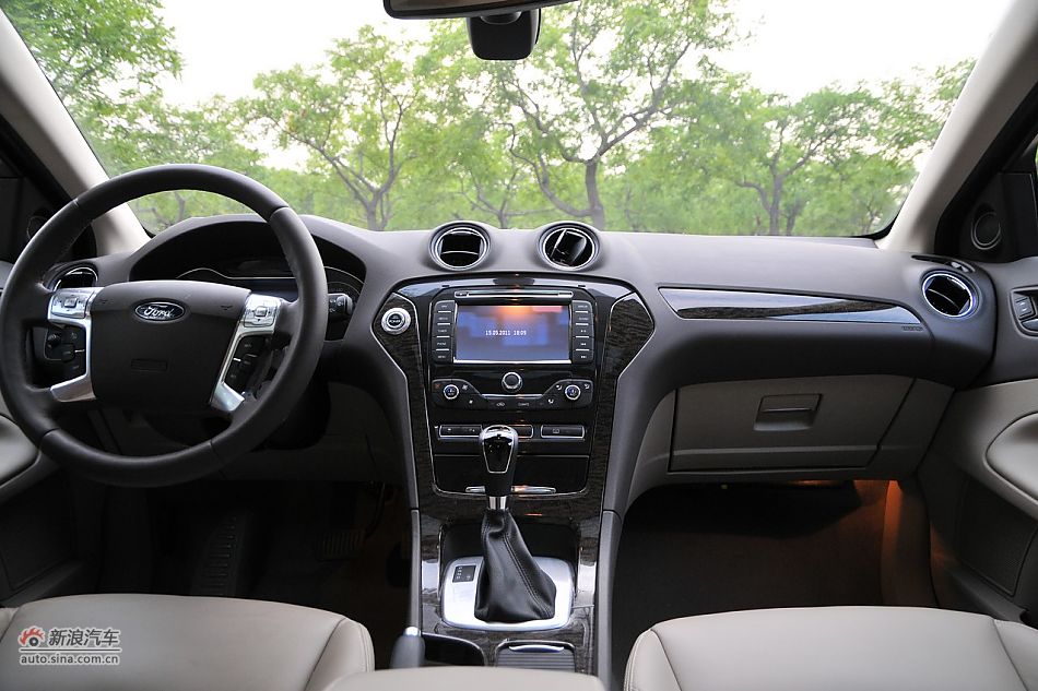 2011款蒙迪欧致胜内饰