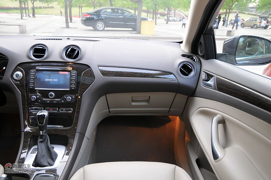 2011款蒙迪欧致胜内饰