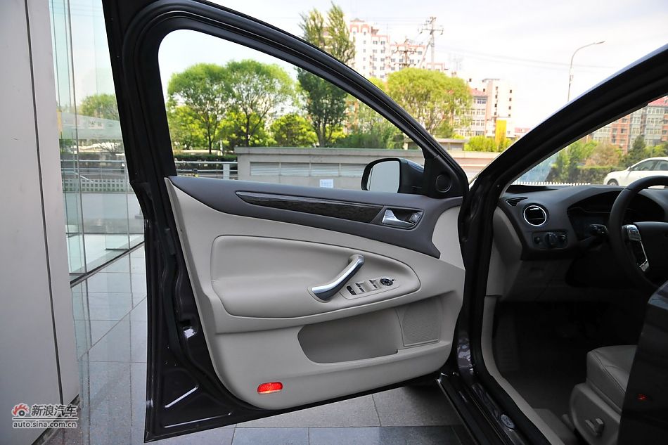 2011款蒙迪欧致胜内饰