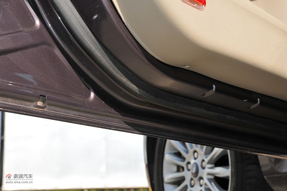 2011款蒙迪欧致胜内饰