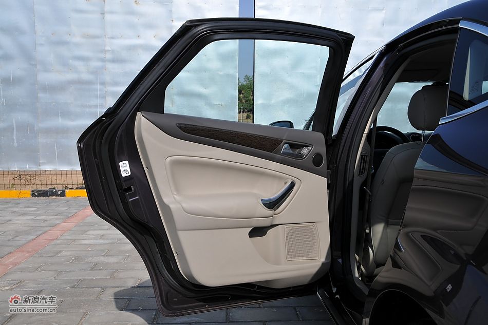 2011款蒙迪欧致胜内饰