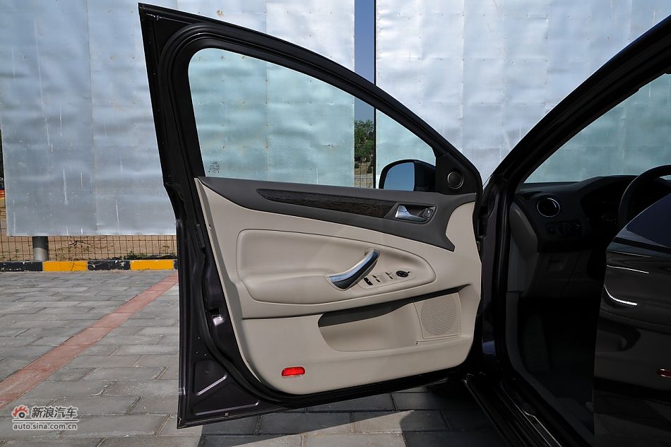 2011款蒙迪欧致胜内饰