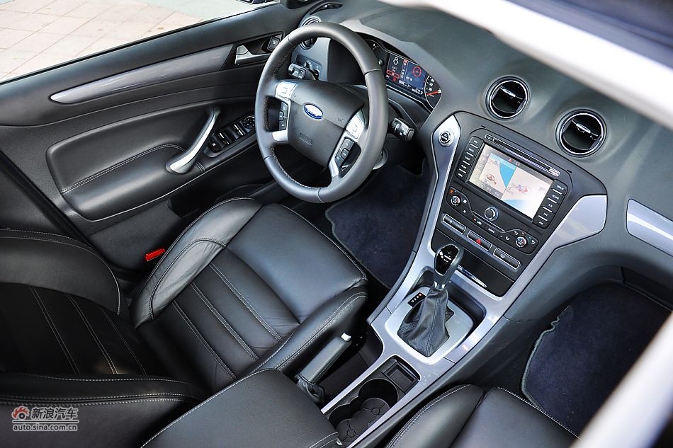 2011款蒙迪欧致胜内饰