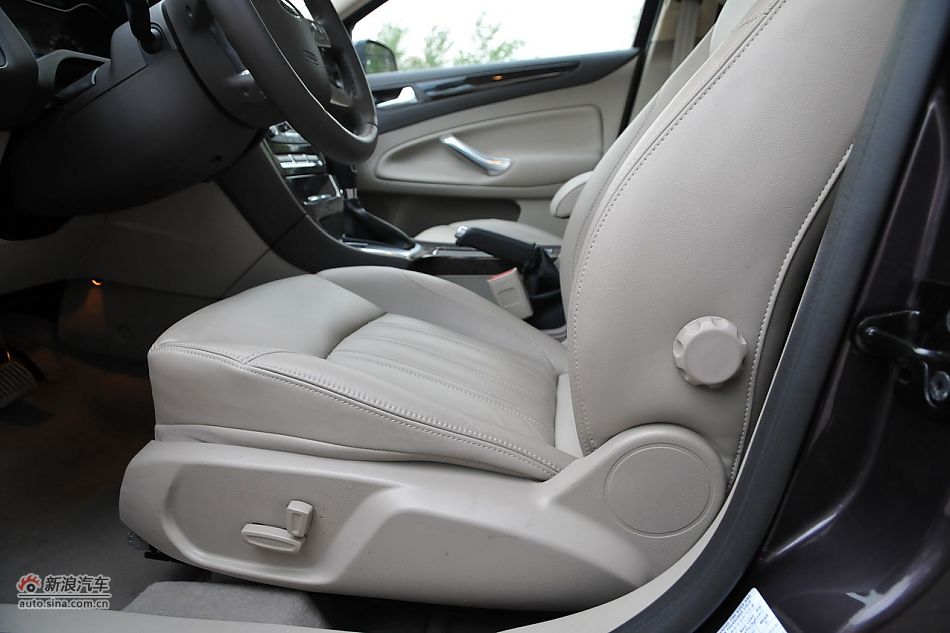 2011款蒙迪欧致胜空间