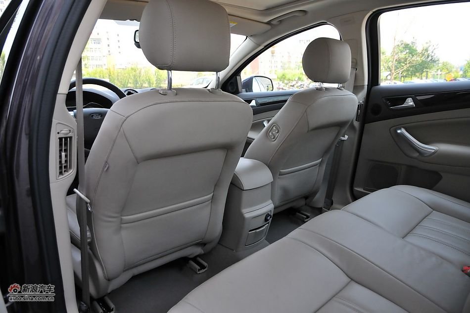 2011款蒙迪欧致胜空间