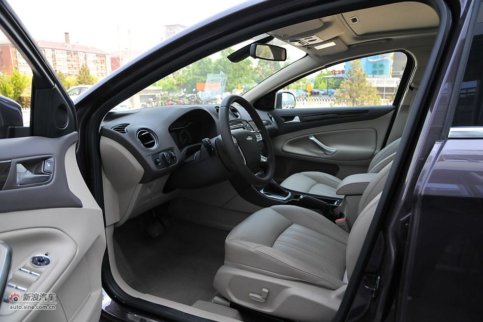 2011款蒙迪欧致胜空间