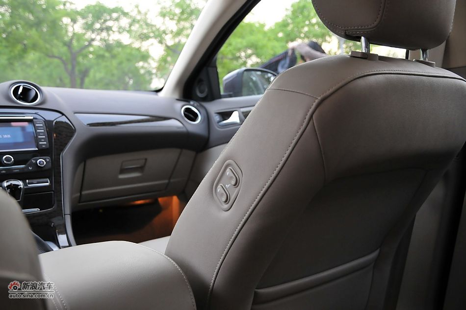 2011款蒙迪欧致胜空间