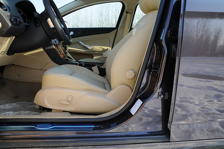 2010款蒙迪欧致胜致胜至尊型内饰