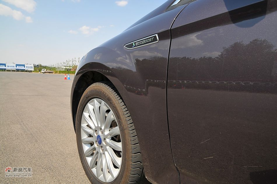 2011款蒙迪欧致胜车身细节