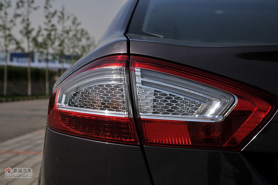 2011款蒙迪欧致胜车身细节