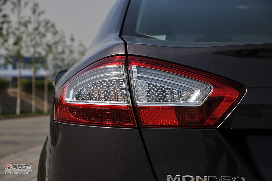 2011款蒙迪欧致胜车身细节