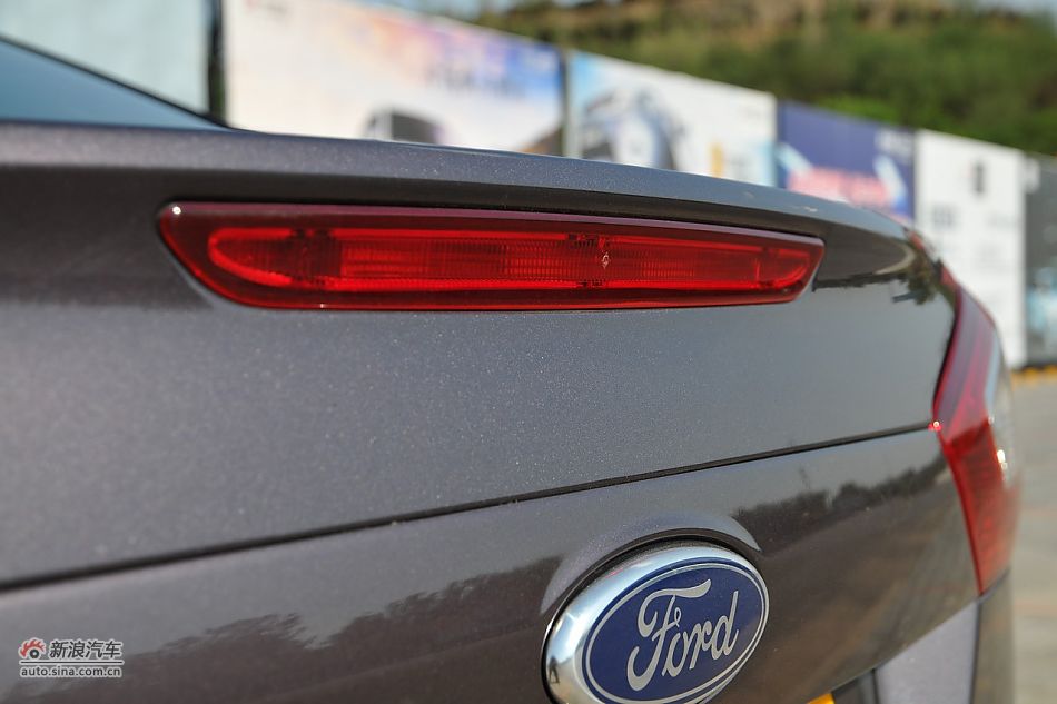 2011款蒙迪欧致胜车身细节