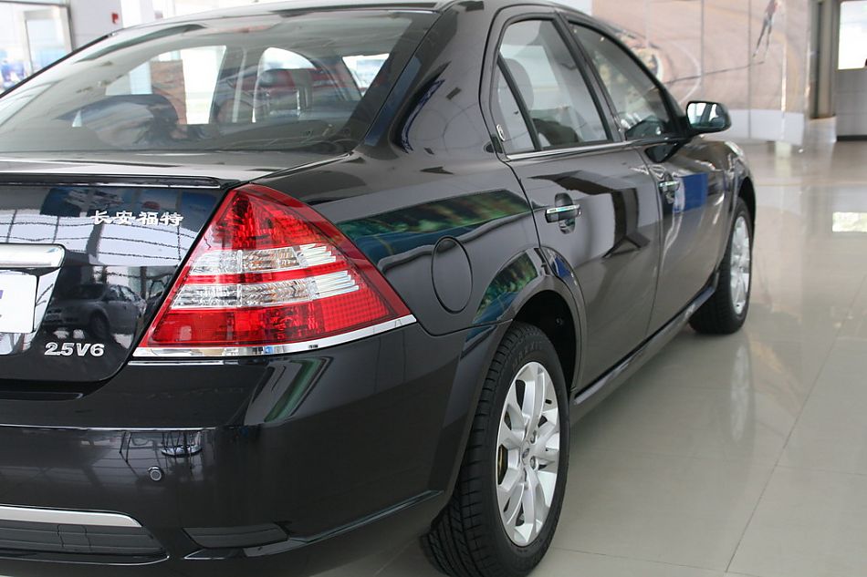 长安福特蒙迪欧尾灯