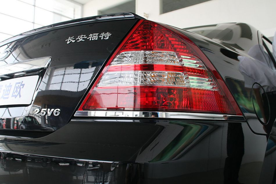 长安福特蒙迪欧尾灯