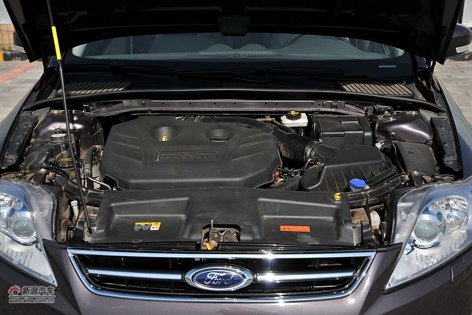 2011款蒙迪欧致胜发动机舱