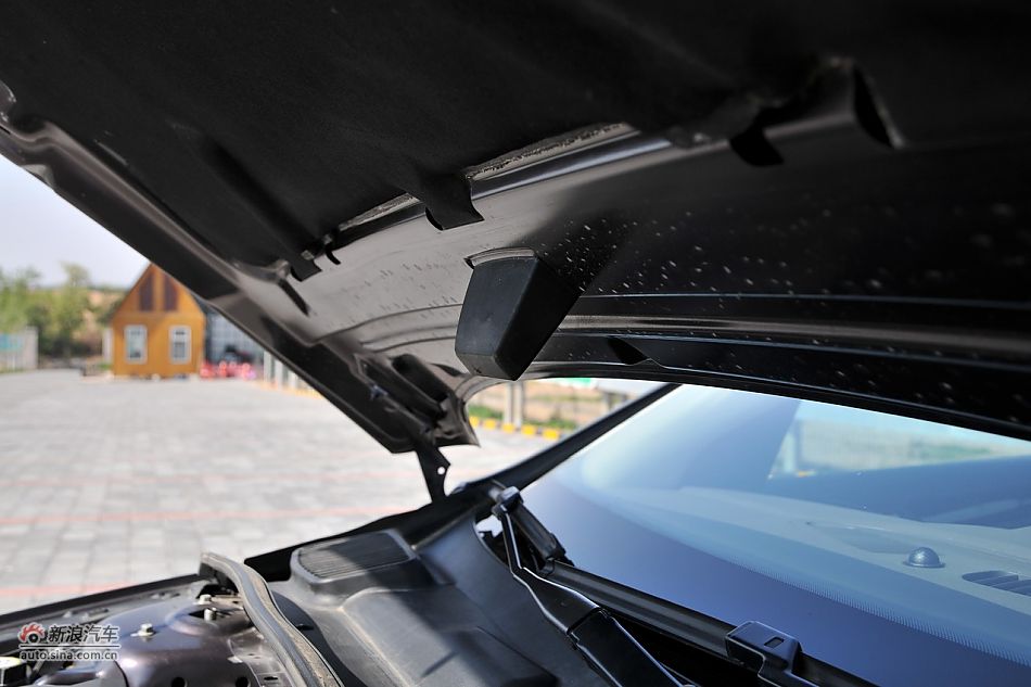 2011款蒙迪欧致胜发动机舱