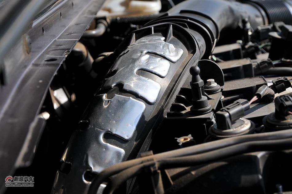 2011款蒙迪欧致胜发动机舱