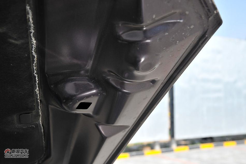 2011款蒙迪欧致胜发动机舱