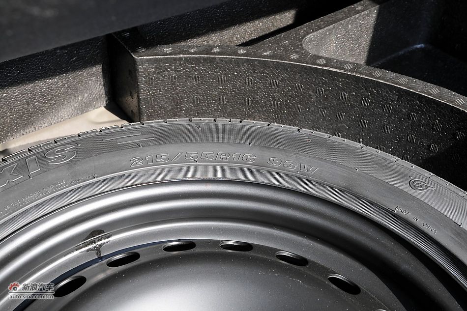 2011款蒙迪欧致胜发动机舱