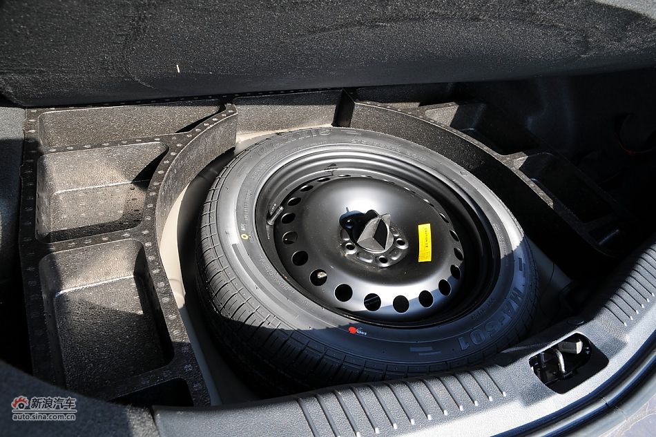 2011款蒙迪欧致胜发动机舱