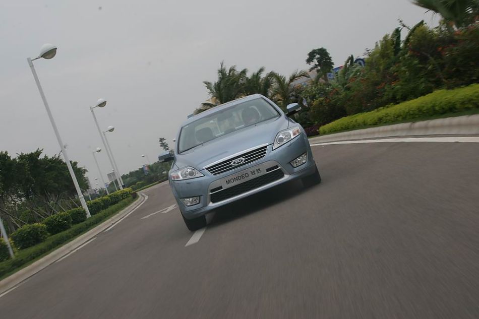 图为蒙迪欧致胜多角度动态实拍