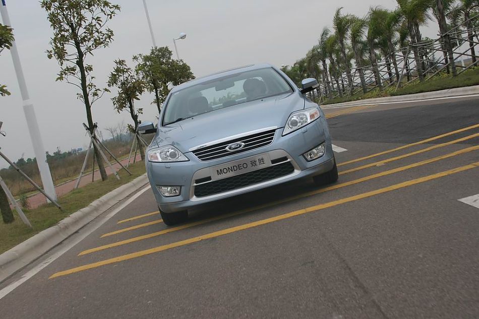 图为蒙迪欧致胜多角度动态实拍