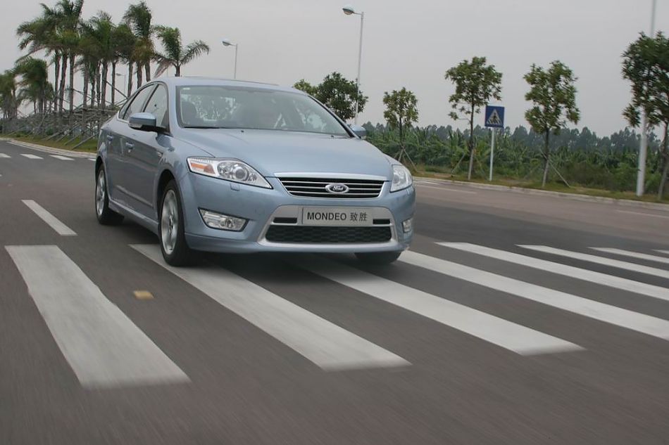 图为蒙迪欧致胜多角度动态实拍