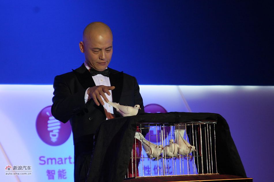 2011款蒙迪欧致胜上市现场魔术表演