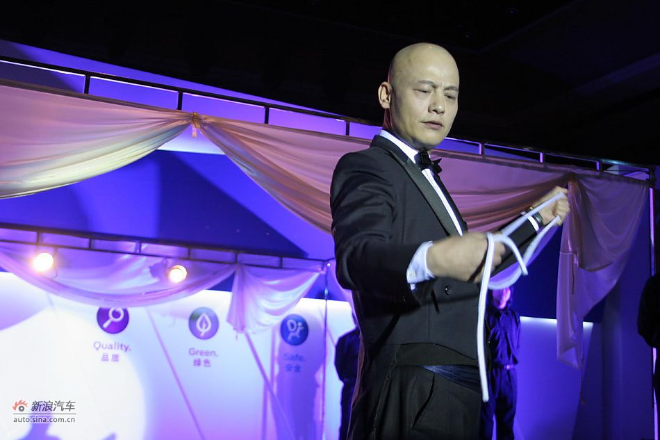 2011款蒙迪欧致胜上市现场魔术表演