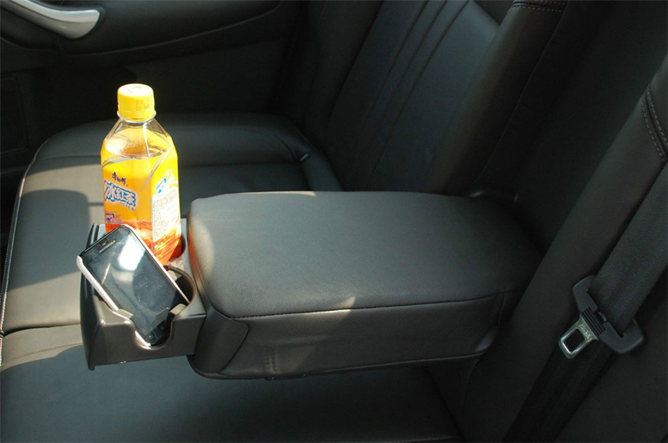 2011款 2.3L AT 豪华型 座椅空间