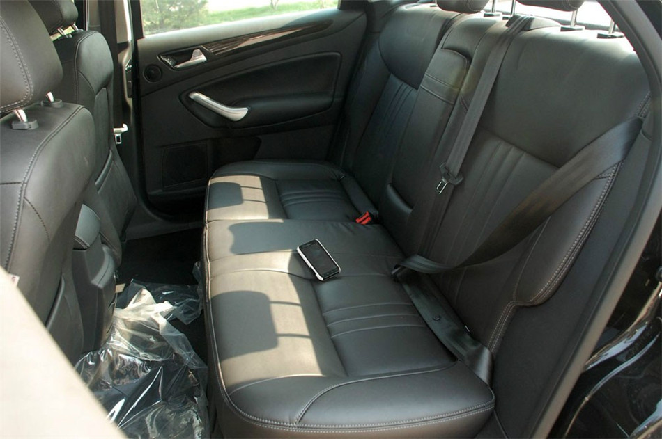 2011款 2.3L AT 豪华型 座椅空间