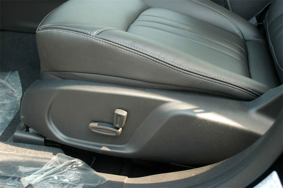 2011款 2.3L AT 豪华型 座椅空间