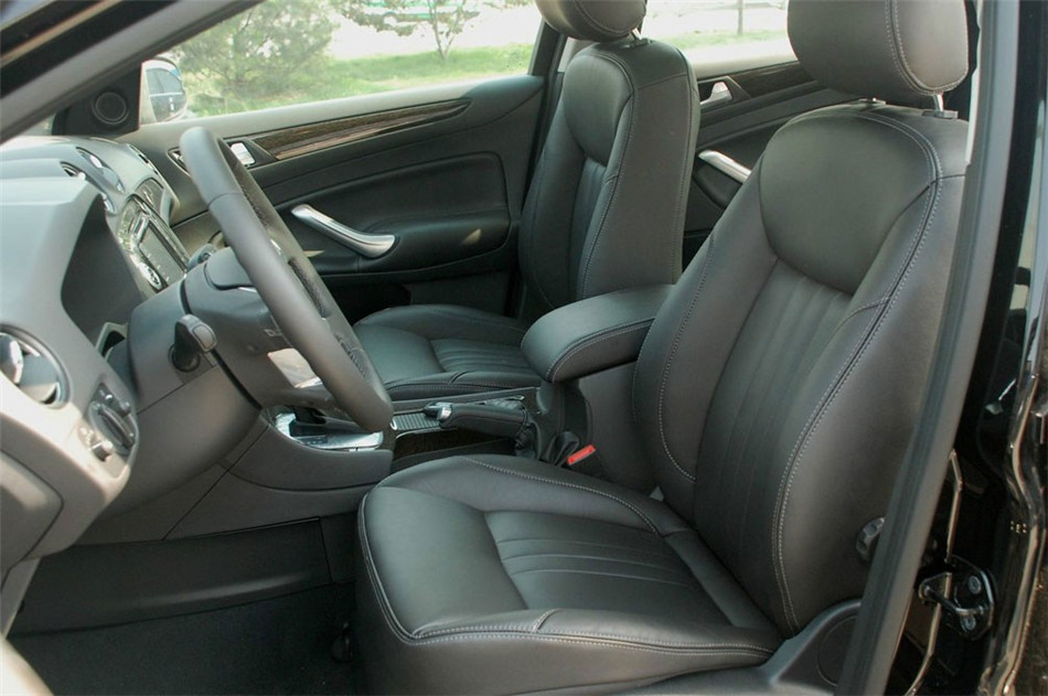 2011款 2.3L AT 豪华型 座椅空间