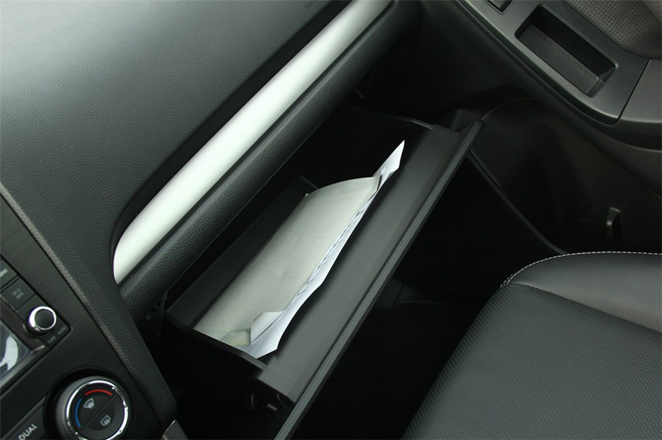 2013款 2.5L CVT 豪华导航版 座椅空间