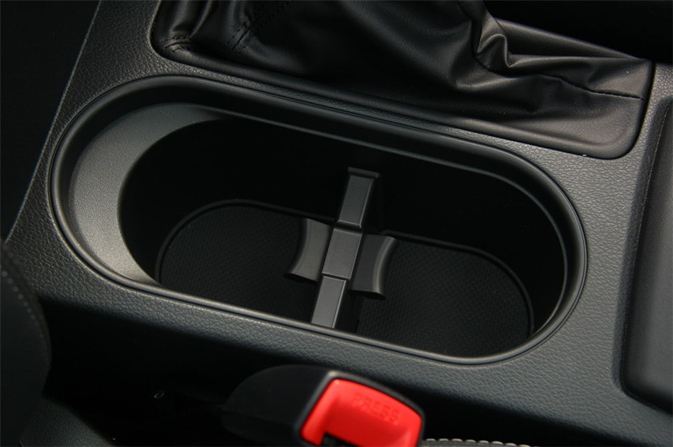 2013款 2.5L CVT 豪华导航版 座椅空间