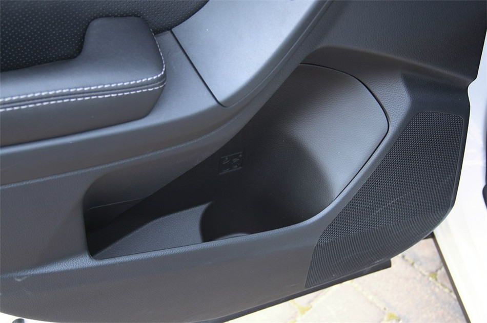 2013款 2.5L CVT 豪华导航版 座椅空间