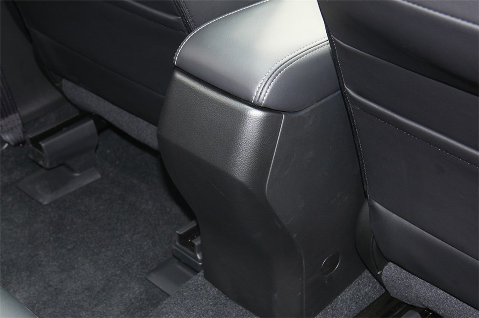 2013款 2.5L CVT 豪华导航版 座椅空间