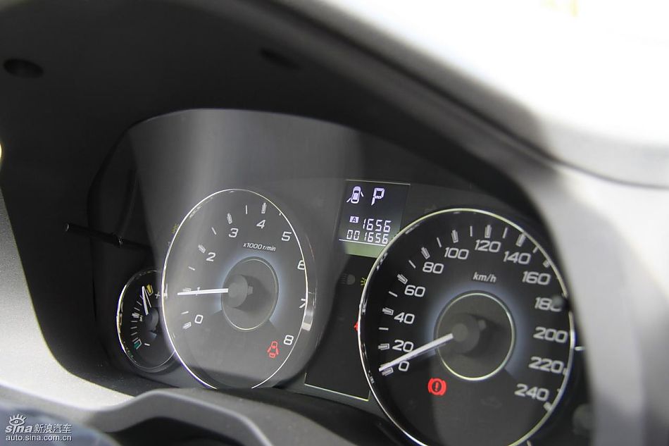 斯巴鲁新力狮内饰实拍图
